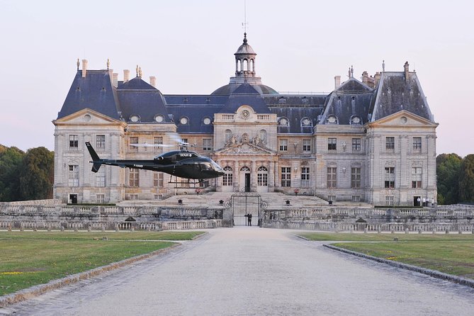 Private helicopter tour over Paris or over the Château de Versailles