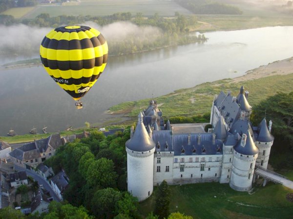 Private hot-air balloon tour over the Châteaux of the Loire